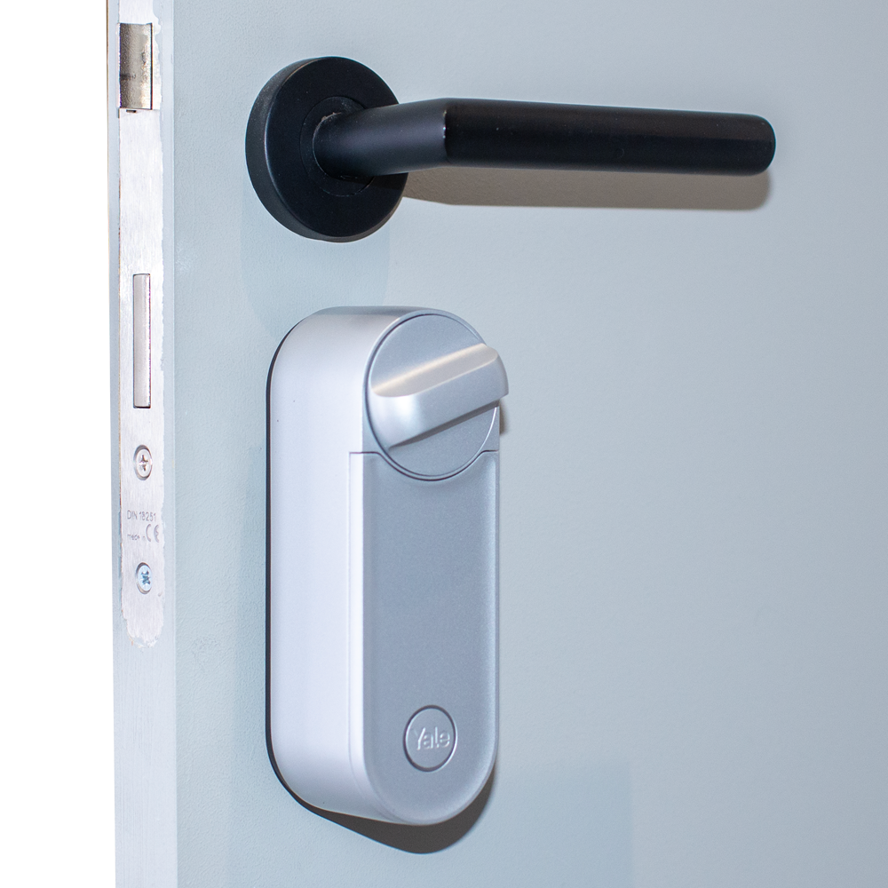 Serratura smart Yale Linus L2 argento motorizzata Bluetooth WiFi con app Yale Home e compatibilità Ajax